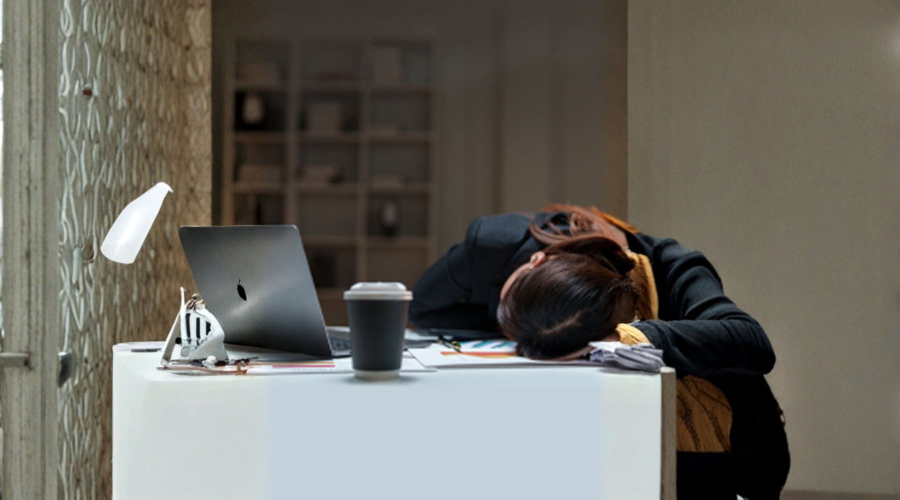 Lady sleeping at her work desk because she didn't eat - MaxiMeal blog
