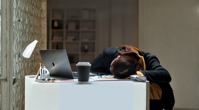 Lady sleeping at her work desk because she didn't eat - MaxiMeal blog
